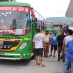 सडकमा सार्वजनिक गाडी कम, यात्रु समस्यामा
