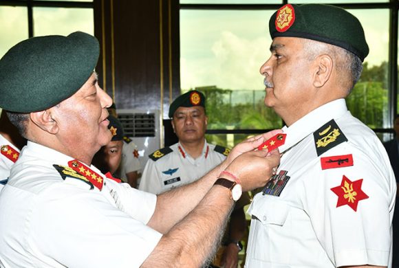 प्रधान सेनापतिद्वारा उपरथी रविन्द्र खत्रीलाई दर्ज्यानी चिन्ह प्रदान