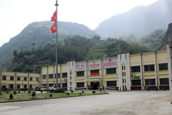 फेरि फर्कंदै तातोपानी नाका