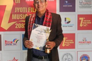 “अनिदो रात” बाट उत्कृष्ट शब्द रचनाको अवार्ड भिम कुमार ओझाको हातमा”