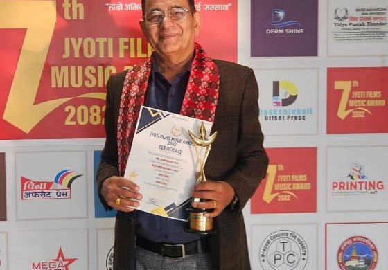 “अनिदो रात” बाट उत्कृष्ट शब्द रचनाको अवार्ड भिम कुमार ओझाको हातमा”