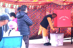 प्रतिनिधिसभा निर्वाचन : कांग्रेस सभापति  थापाले गरे मतदान